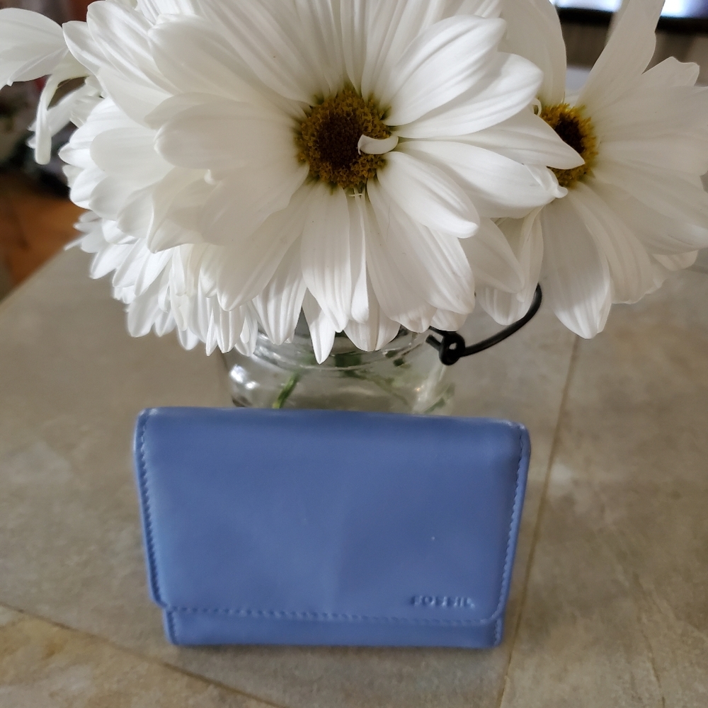 Fossil woman's tri-fold wallet
